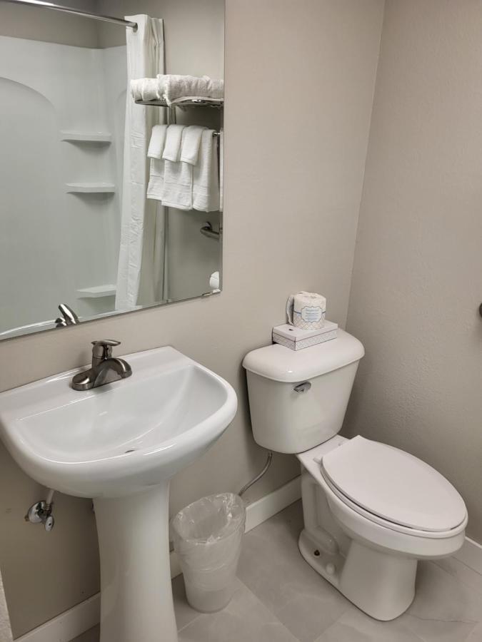 Red Fox Inn And Suites Waverly Екстериор снимка