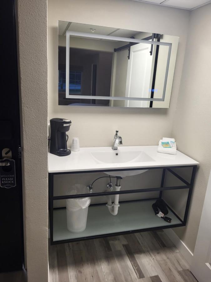 Red Fox Inn And Suites Waverly Екстериор снимка