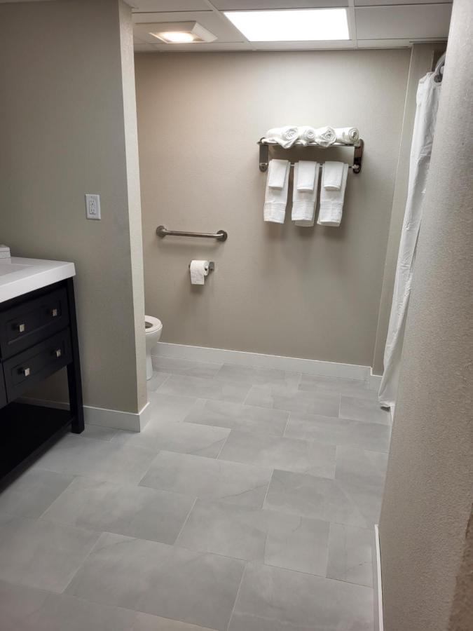 Red Fox Inn And Suites Waverly Екстериор снимка